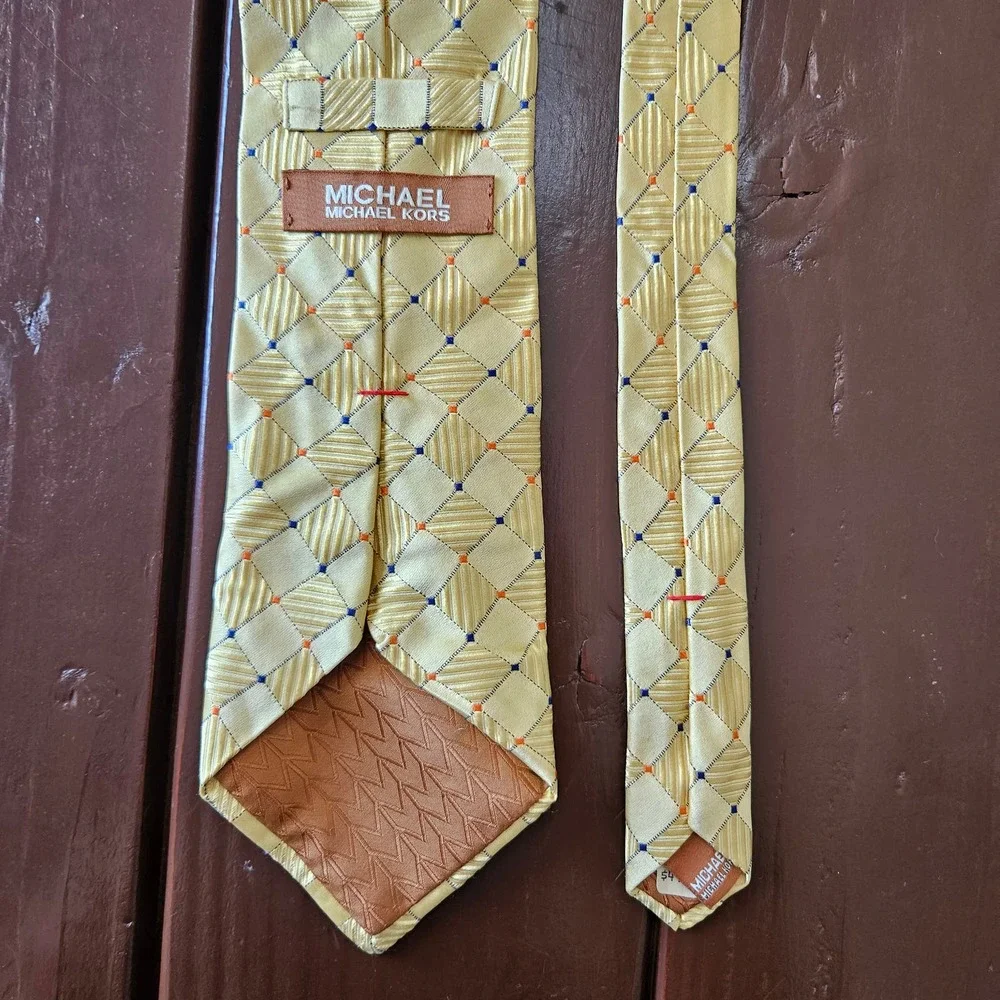 NWOT Michael Kors Men's Vintage Gold Patterned 100% Silk Neck‎ Tie.